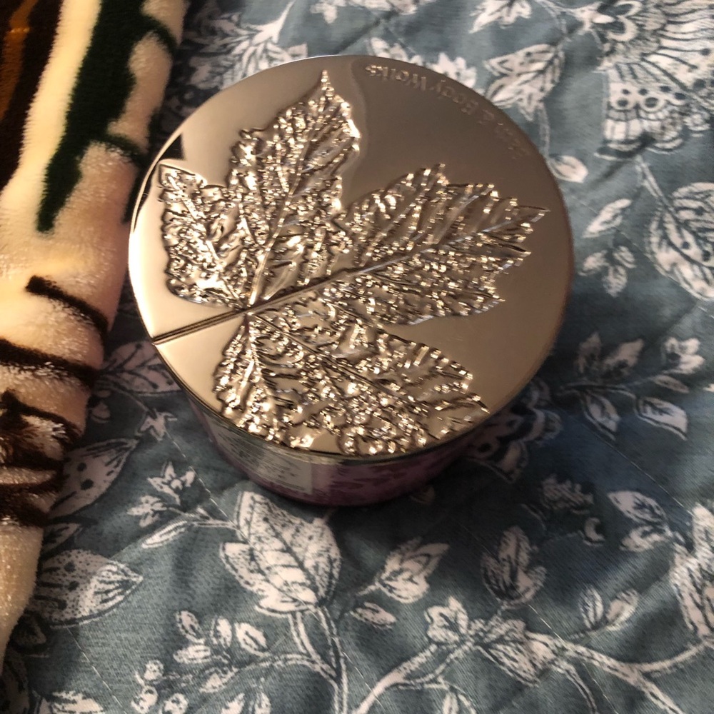 NWT Bath & Body Works Radiant Red Maple ๐ 3 Wick Candle - Picture 4 of 6